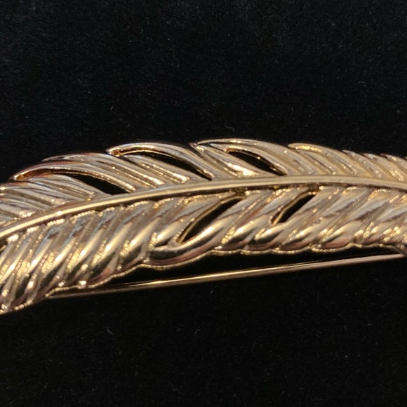 Vintage Monet Gold Tone Feather Brooch - Picture 5 of 10
